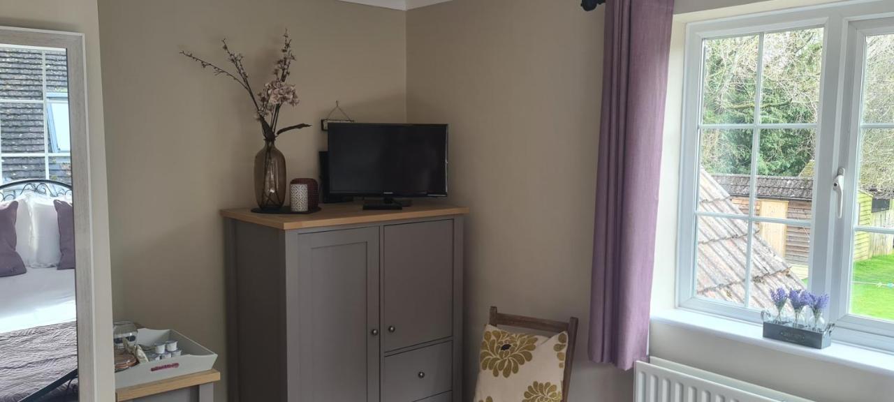 Ha'Penny Acre Bed & Breakfast Sherfield English ภายนอก รูปภาพ