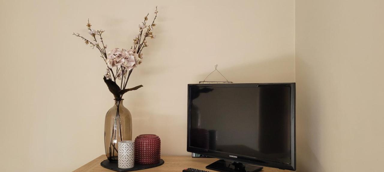 Ha'Penny Acre Bed & Breakfast Sherfield English ภายนอก รูปภาพ