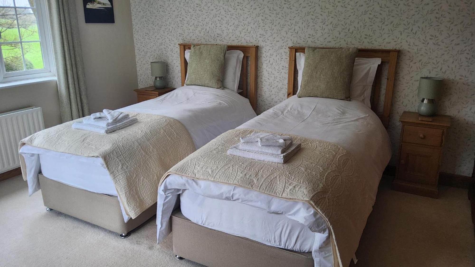 Ha'Penny Acre Bed & Breakfast Sherfield English ภายนอก รูปภาพ